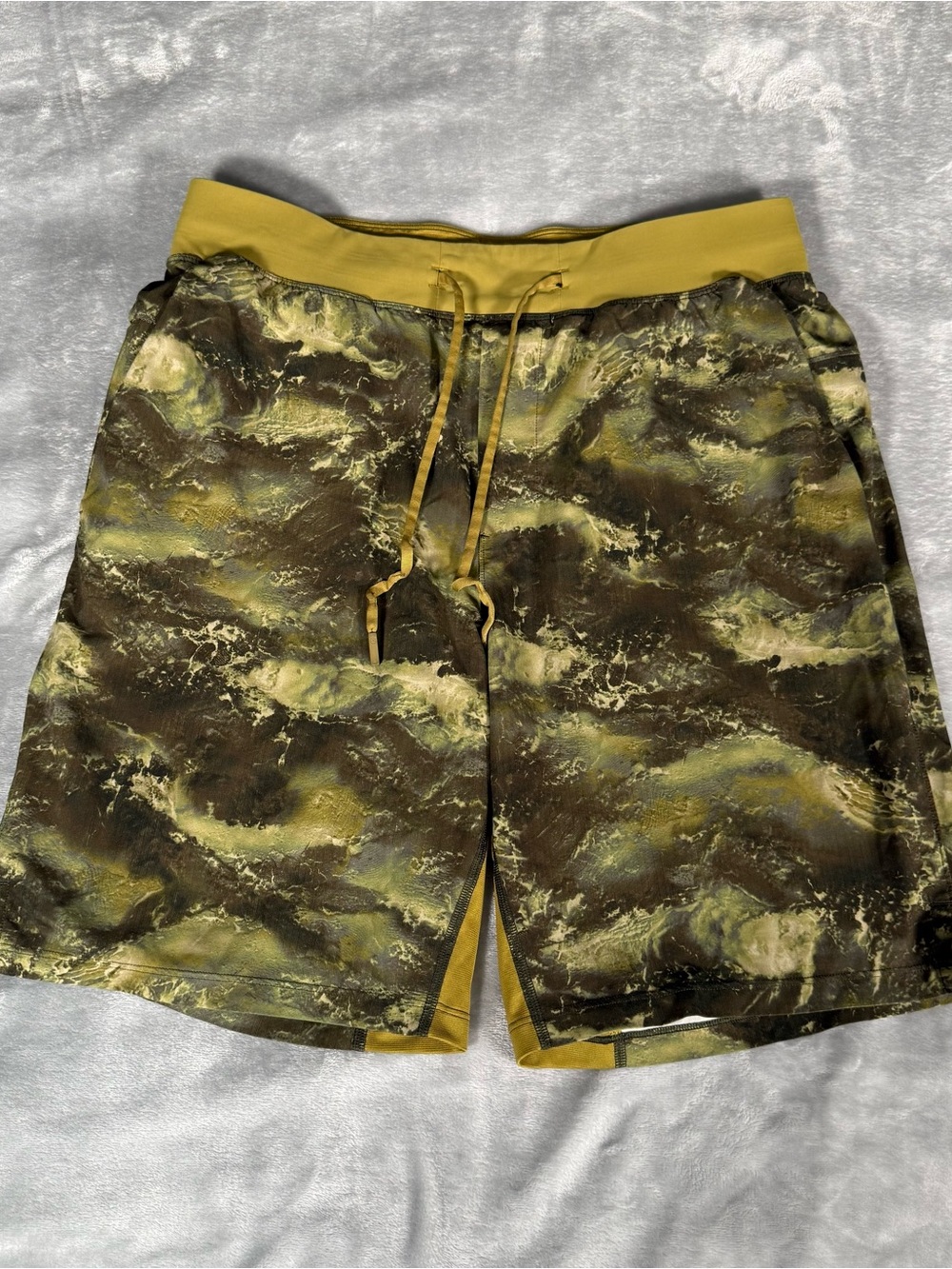 Lululemon THE Linerless Shorts Mens L 9” Graphic Print Athletic Training Green
